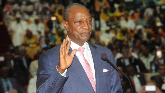 Prestation de serment d’Alpha Condé le 14 décembre 2015 à Conakry au cours de laquelle il a juré respecter la constitution et la limitation à deux mandats. (Cellou Binani / AFP)