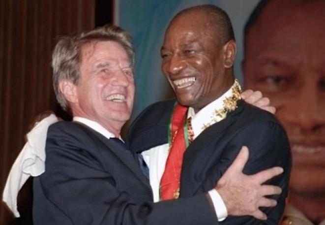 Avec Bernard Kouchner, ex-ministre des Affaires étrangères du gouvernement Sarkozy. (Cellou Diallo / AFP)